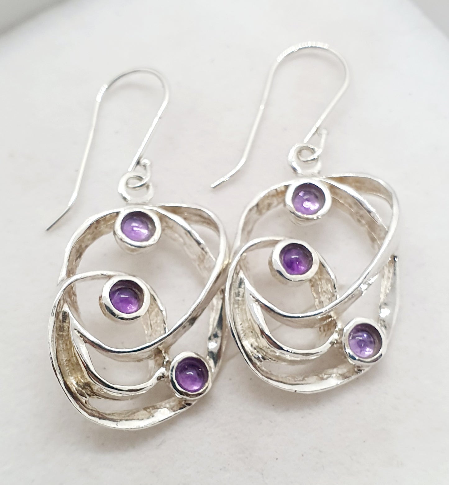 עגילי כסף תלויים מרובי אבנים עם גרנט